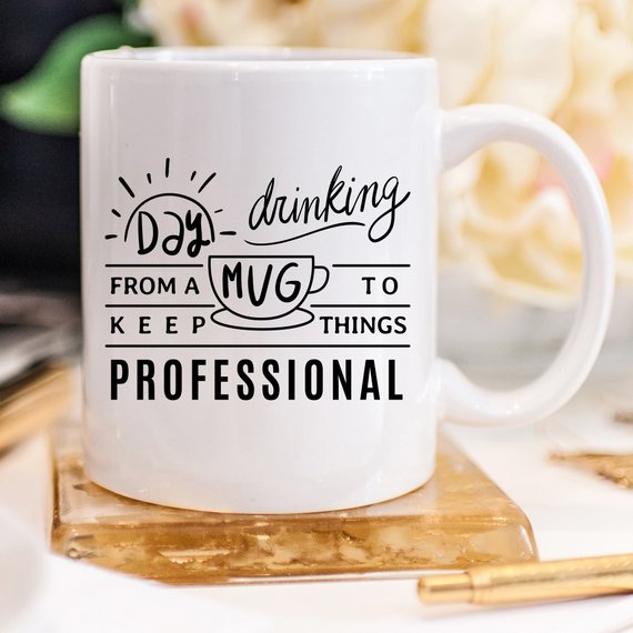 Day Drinking aus einer Tasse, um Dinge